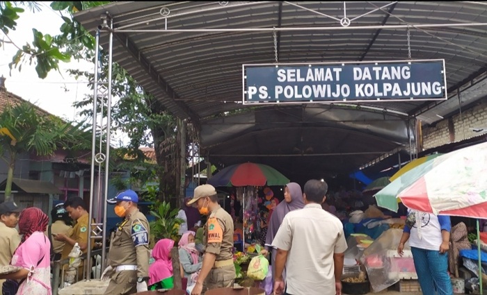 Aktivitas di Pasar Kolpajung.