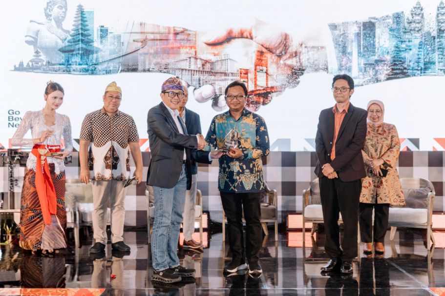  Direktur Sales dan Marketing SIG, Dicky Saelan (kiri) menyerahkan cendera mata kepada VP of Industry and Regional Research PT Bank Mandiri Tbk, Dendi Ramdani. foto: ist.