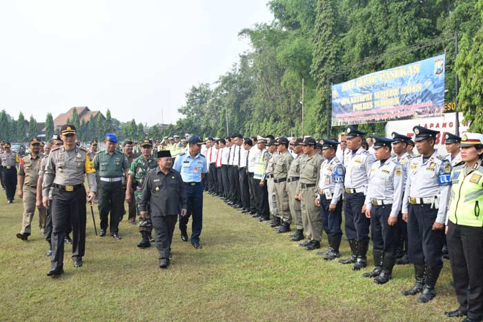 Mbah Tarom (depan berpeci) saat mengecek pasukan.