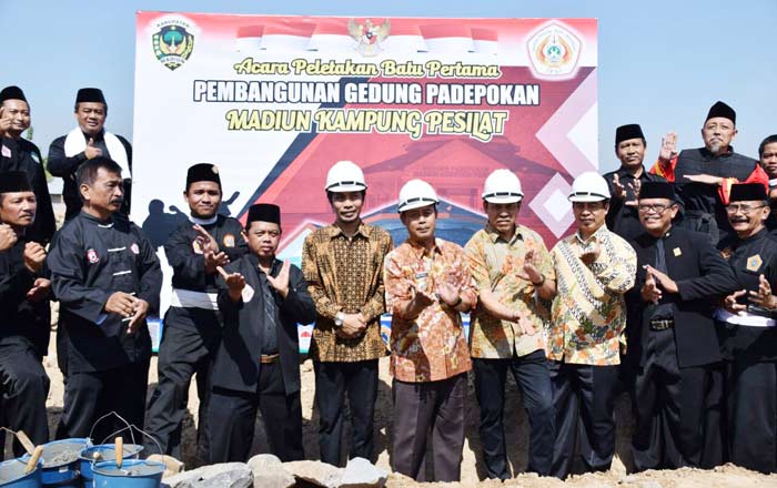 Pj Bupati Madiun Boedi Prijo Suprajitno, SH. MSi melaksanakan peletakan batu pertama pada pembangunan gedung Padepokan Madiun Kampung Pesilat di Mejayan, Jumat (24/8).