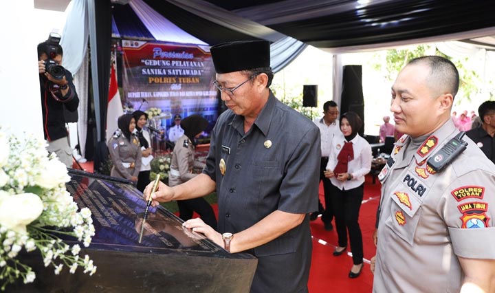 Bupati Fathul Huda menandatangani prasasti peresmian Gedung Sanika Satyawada Polres Tuban.