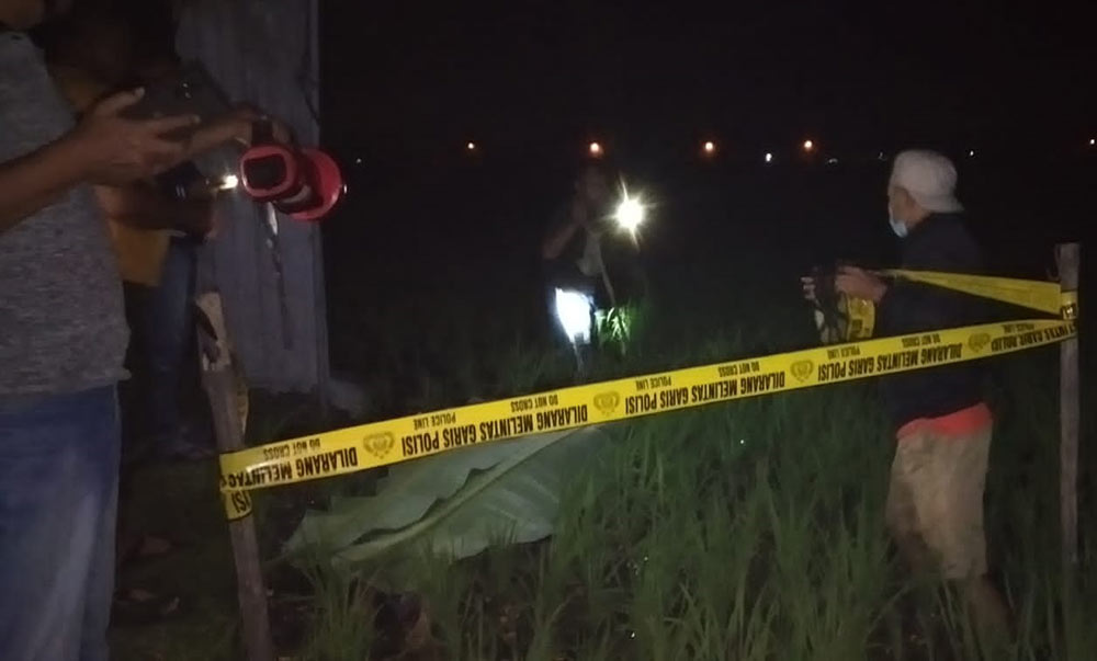 Petugas saat melakukan olah TKP.