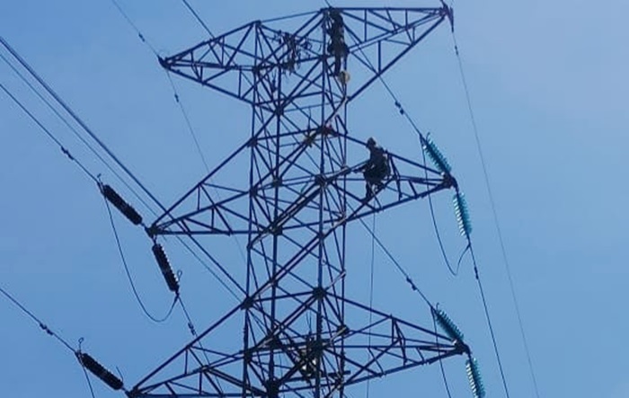 Tower transmisi yang dilakukan pembaharuan kawat.