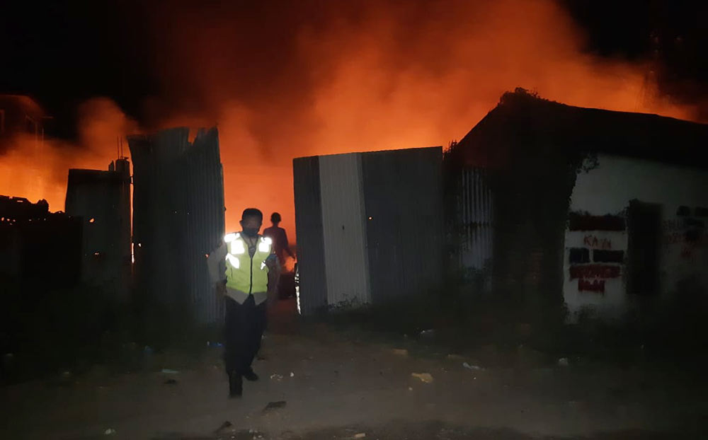 Tampak api menghanguskan gudang poliretan di kawasan Desa Randegan RT 03 RW 01, Kecamatan Tanggulangin, Sidoarjo.