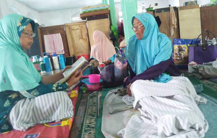 Santri lansia di PPDU Rejoso Jombang saat membaca Al-qur’an. foto: ROMZA/ BANGSAONLINE