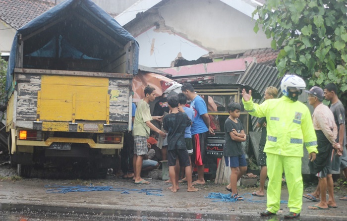 Sebuah truk tiba-tiba nyelonong dan menyeruduk bangunan rumah di Desa Tuliskriyo, Kecamatan Sanankulon, Kabupaten Blitar, Rabu (27/10/2021).