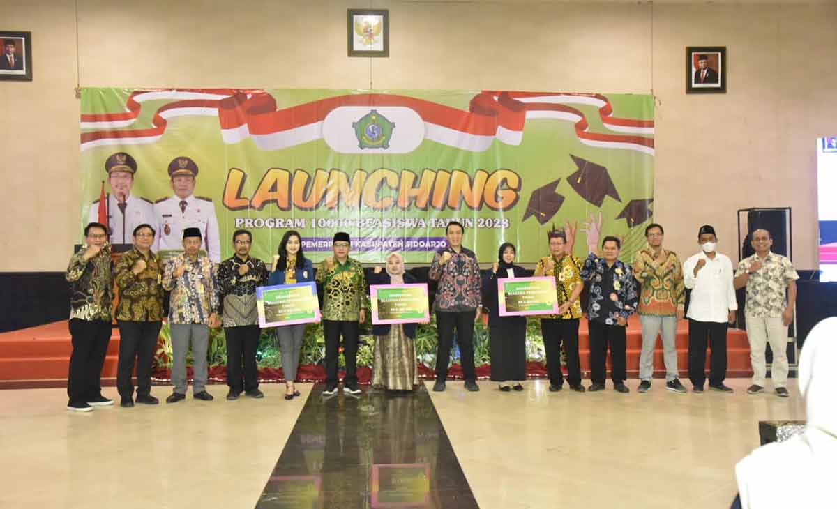 Penyerahan beasiswa pendidikan tinggi ke mahasiswa penerima. Foto: Ist
