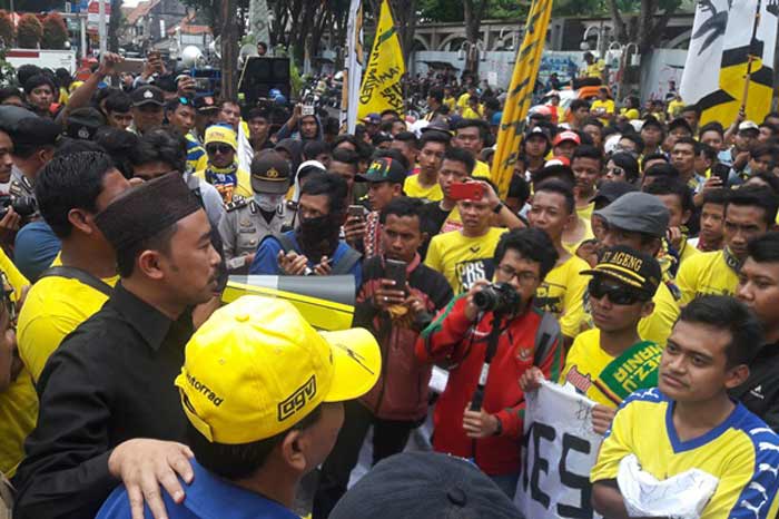 Ketua Komisi IV Khoirul Huda saat menemui ratusan Ultras Mania yang menggelar demo di DPRD. foto: SYUHUD A/BANGSAONLINE 