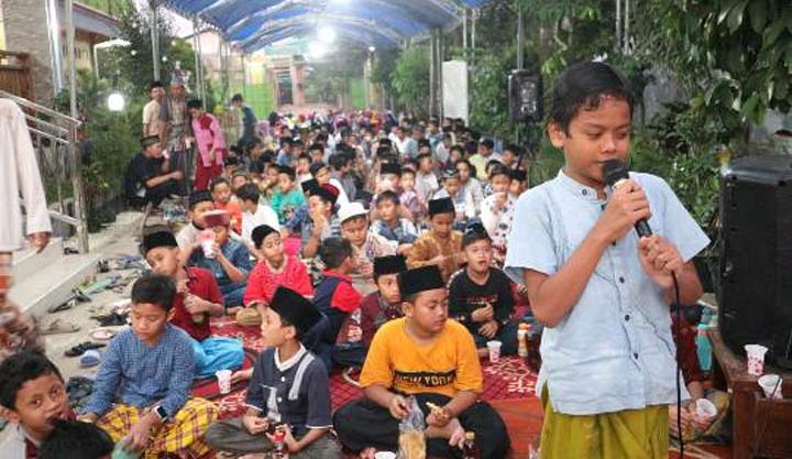 Para santri kecil Sekolah Dasar (SD) Islam Roushon Fikr saat ikut Pondok Ramadan di Pondok Pesantren Al-Aqobah Jombang, Jawa Timur. foto: istimewa/bangsaonline.com