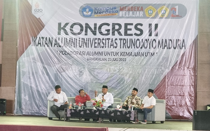 Talkshow Rancangan Bangun Percepatan Madura yang digelar saat Kongres II Ikatan Alumni UTM dengan pembicara Anggota Komisi V DPR RI Syafiuddin (tengah), Ketua Komisi C DPRD Provinsi Jawa Timur Abdul Halim, Ketua KONI Bangkalan Fauzan Jakfar, dan Direktur BUMD Sampang.