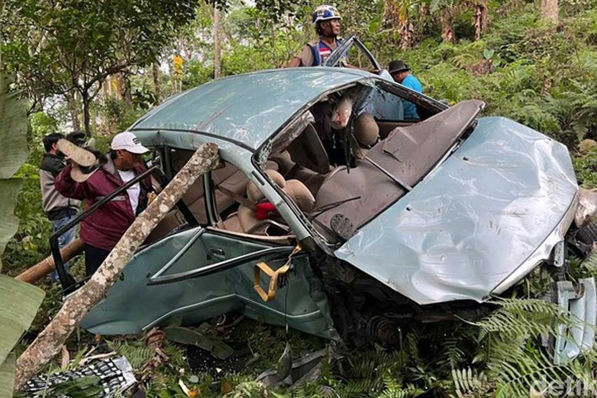 Toyota Avanza dengan nomor Polisi L 1518 VX asal Surabaya nyungsep di Jurang yang berada di Pacet, Mojokerto. Foto: Ist.