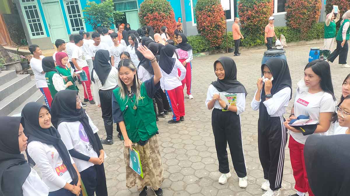 Ecoliving Community Indonesia saat mengedukasi terkait sampah organik ke para pelajar SMAN 2 Batu.