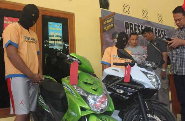Pelaku dan barang bukti saat di Mapolres Tuban. (suwandi/BANGSAONLINE)