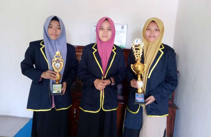Para santri berprestasi Ponpes Tahfidz Modern Terpadu Muslimah Tuban menunjukkan pialanya.