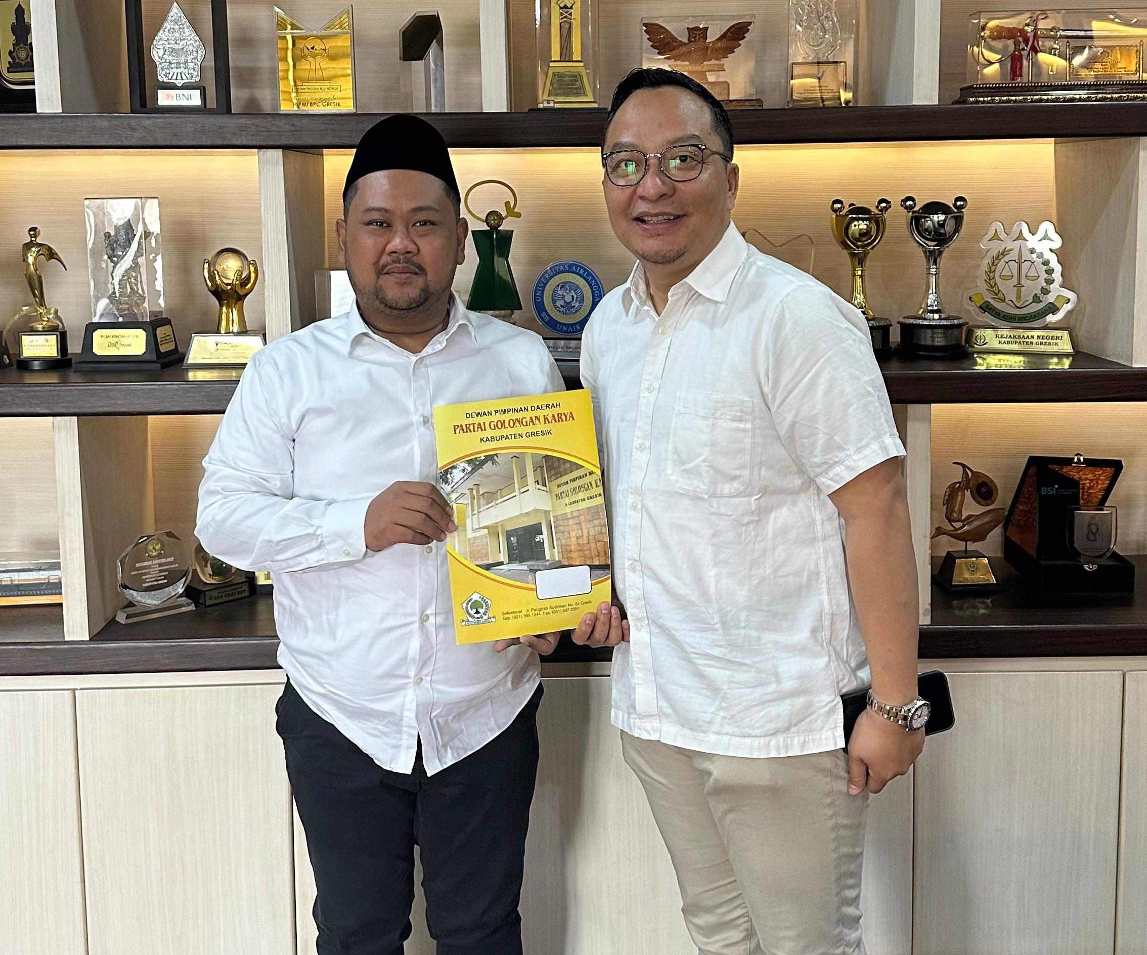 Pasangan Yani-Alif menunjukkan surat kesediaan menjadi cabup-cawabup dari Golkar. Foto: Ist.