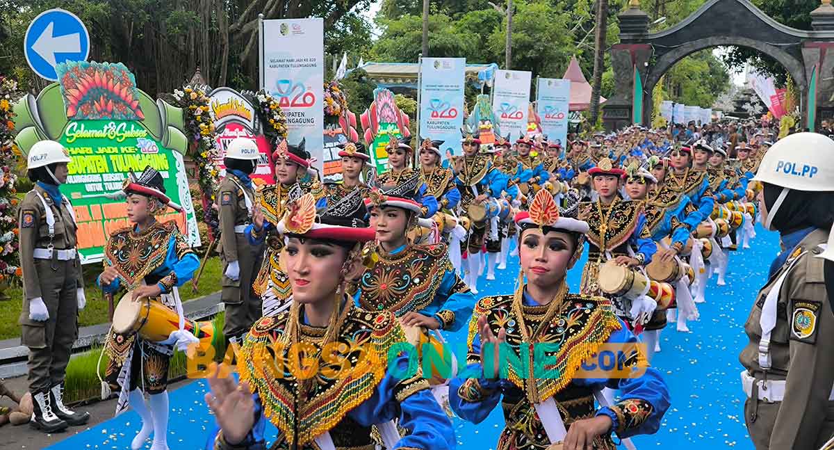 Penari Reog Kendang saat memeriahkan Kirab Bersih Nagari dalam rangka memperingati Hari Jadi ke-820 Tulungagung. Foto: FERI WAHYUDI/BANGSAONLINE