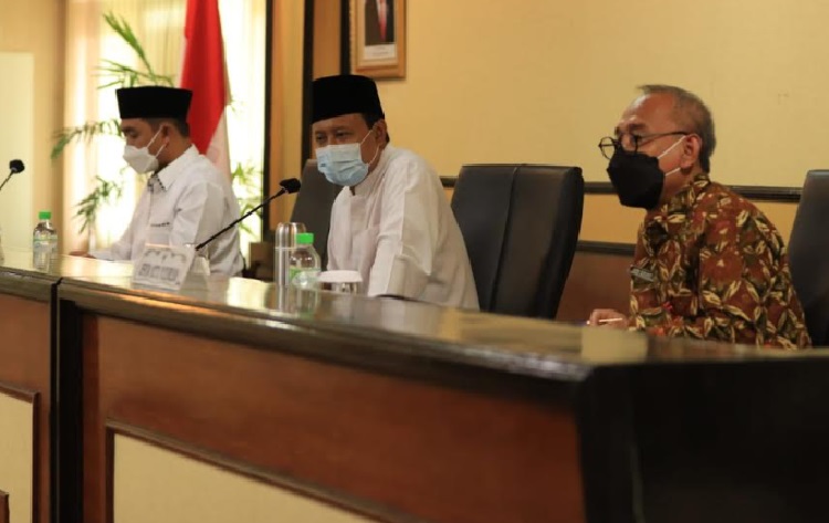 Wali Kota Pasuruan Saifullah Yusuf (tengah) memimpin pertemuan dengan seluruh OPD di Ruang Rapat Untung Suropati, Kamis (25/3).