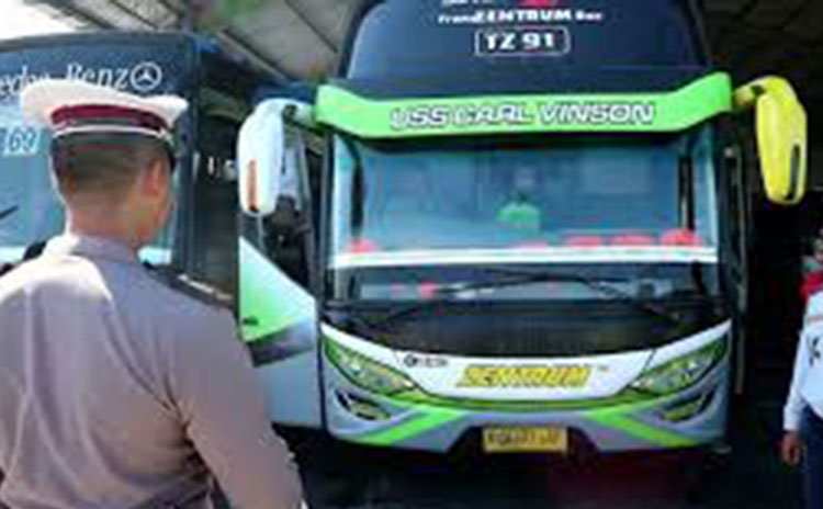 Ilustrasi pengecekan armada bus sebelum pandemi. (foto: ist)