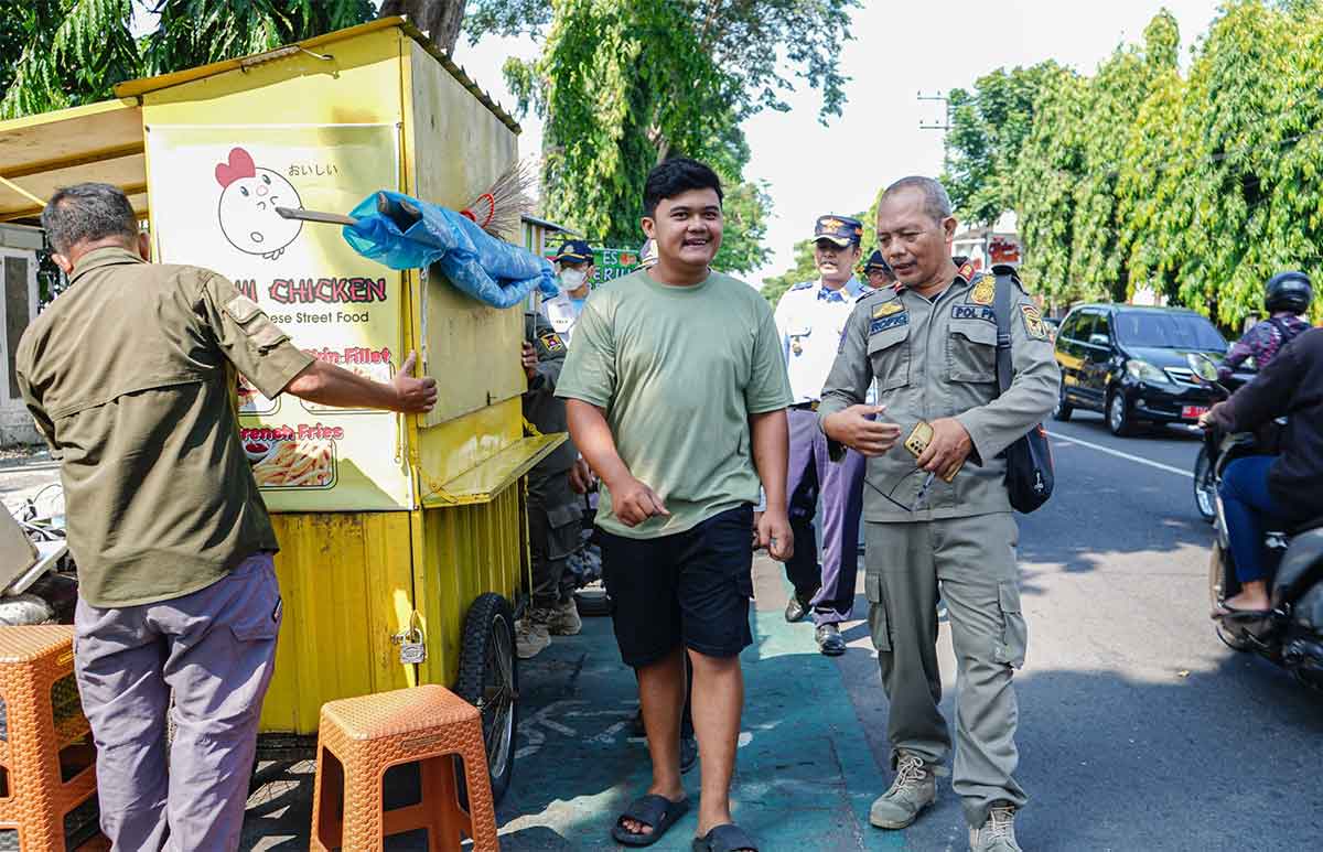 Petugas gabungan saat menemui sejumlah PKL yang berjualan di jalur sepeda. Foto: Ist