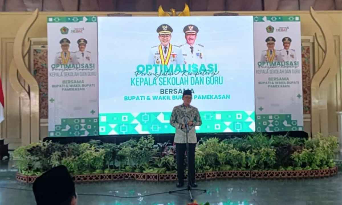 Bupati Pamekasan, Baddrut Tamam, saat membuka Optimalisasi Peningkatan Kompetensi Kepala Sekolah dan Guru.