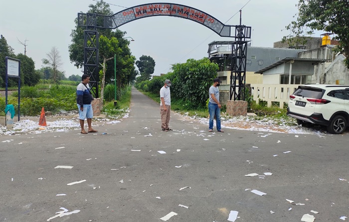 Petugas saat berada di lokasi letusan petasan. foto: ist.