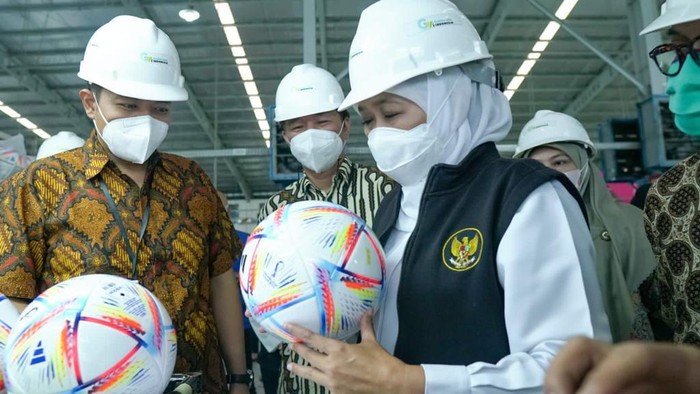 Gubernur Jawa Timur saat melepas ekspor bola World Qatar 2022 ke UK, UEA, Jerman dan Brazil di Madiun, Jawa Timur, Kamis (16/6/2022). Foto: Humas Pemprov Jatim