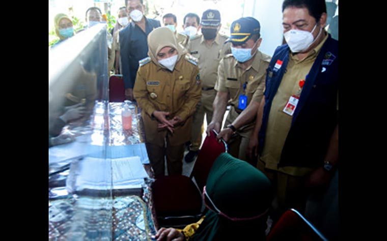 Bupati Banyuwangi Ipuk Fiestiandani meninjau pelaksanaan vaksin bagi guru-guru di Puskesmas Purwoharjo, Jumat (6/3/2021). foto: ist.