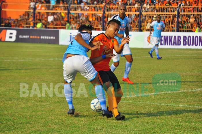 Pemain Madura United dan Persibo saat duel perebutan bola.
