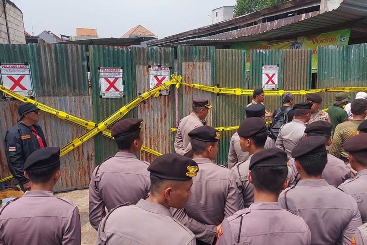 Sempat Terjadi Penolakan, Satpol PP Kota Surabaya Segel Lahan Bongkar Muat Sayur