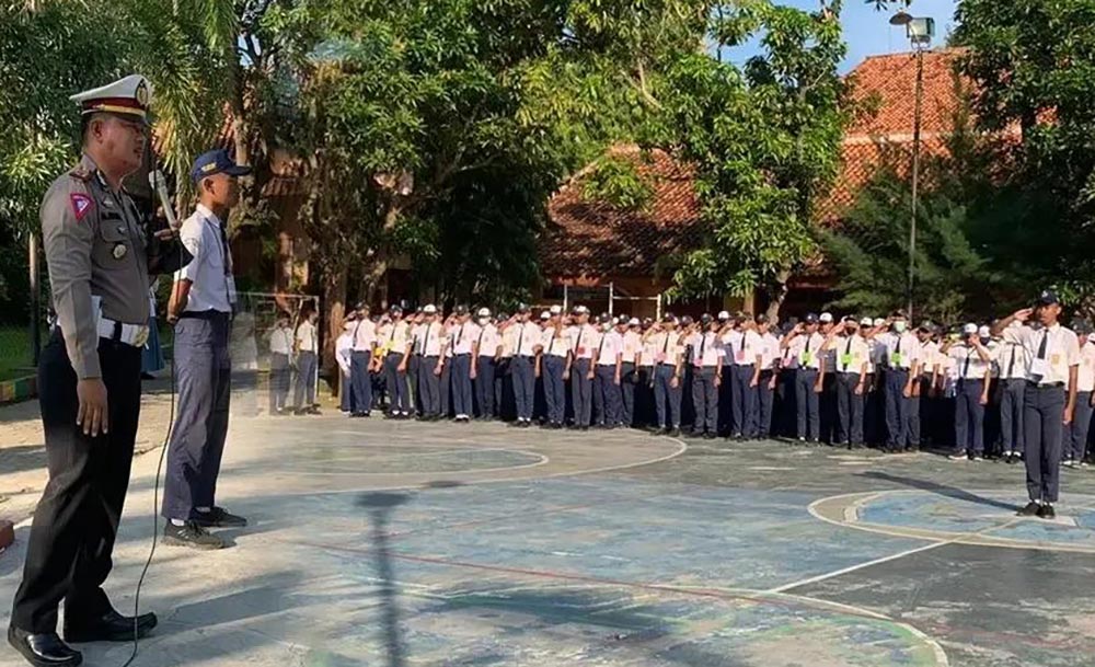Satlantas Polres Pamekasan saat memberikan penyuluhan kepada para siswa-siswi baru SMAN 3 Pamekasan. 