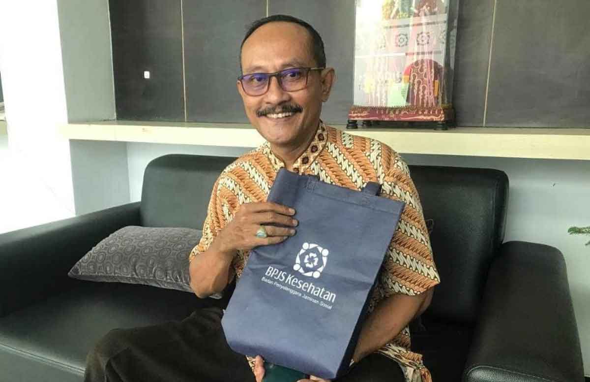 Teguh usai mengurus kepesertaan BPJS Kesehatan untuk anaknya. Foto: Ist