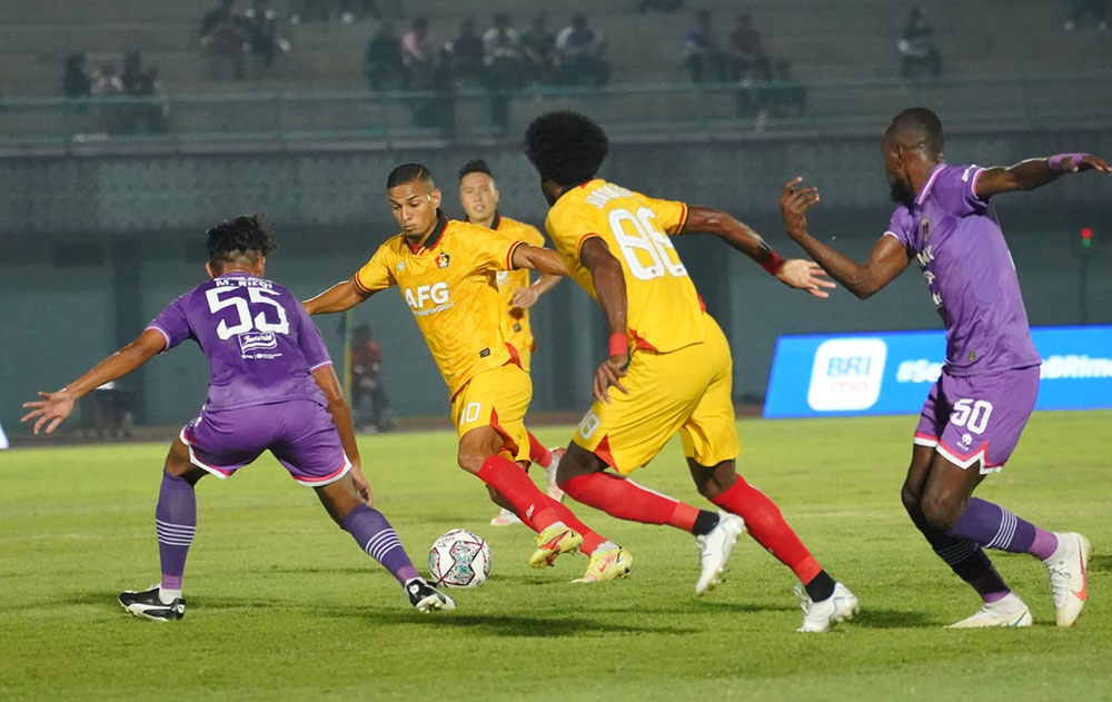 Pemain Persik (kaos kuning) saat laga melawan Persita, Senin (25/7/2022) lalu. Foto: Ist.