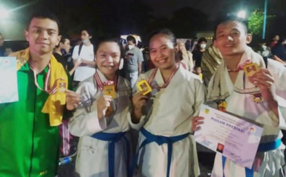 Atlet Karate Binaan RSD dr Soebandi Jember bangga menunjukkan medali yang diraih di ajang Inkai Championship.