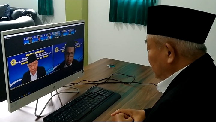 Prof. Dr. KH. Asep Saifuddin Chalim, M.A. saat jadi penguji dalam sidang terbuka promosi doktor Dr. KH. Mauhibur Rokhman di Universitas Merdeka Malang yang digelar secara virtual, Selasa (24/8/2021). foto: mma/ bangsaonline.com