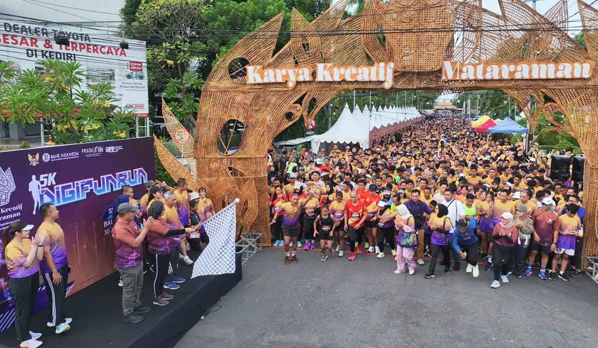 Pj Wali Kota Kediri, Zanariah, saat melepas keberangkatan peserta Digi Fun Run sebelum ikut berlari. Foto: Ist