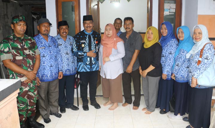 Wabup Qosim bersama Camat Driyorejo saat menyambangi mahasiswa dari Wuhan. foto: ist.