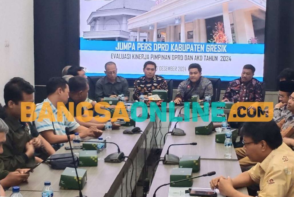 Pimpinan DPRD Gresik saat membeberkan hasil kinerja legislatif tahun 2024. FOTO: SYUHUD/BANGSAONLINE.