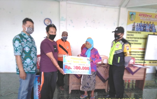 Warga Kecamatan Mojo terima BST tahap VI melalui 7 kantor desa. (foto: Kominfo)