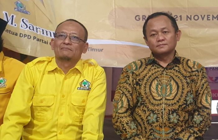 Sekretaris DPP Golkar Muhammad Sarmuji (kanan) didampingi Ketua Golkar Gresik Ahmad Nurhamim. FOTO: SYUHUD/BANGSAONLINE.com