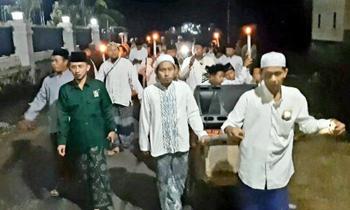 Indra Bustomi (baju hijau) bersama masyarakat Blega melaksanakan Burdah Keliling sepanjang 2 kilometer selama 7 malam.