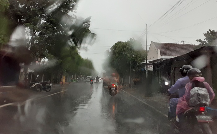 Tampak para pengendara motor menerjang hujan deras disertai angin kencang saat melanda Kota Mojokerto.
