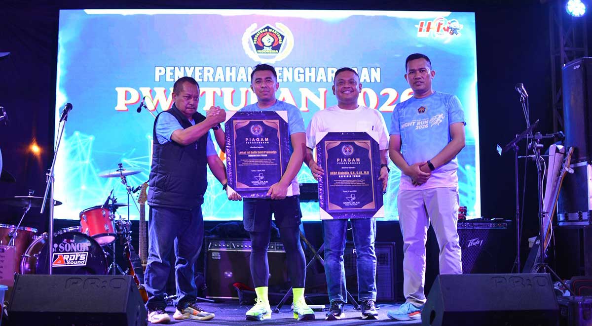 Kapolres dan Dandim Tuban saat menerima penghargaan dari PWI.