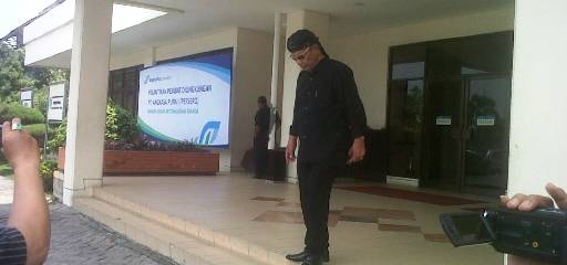 Ki Sabdo saat berada di depan kantor PT. Angkasa Pura I, kemarin. foto : nanang ichwan/BangsaOnline.com