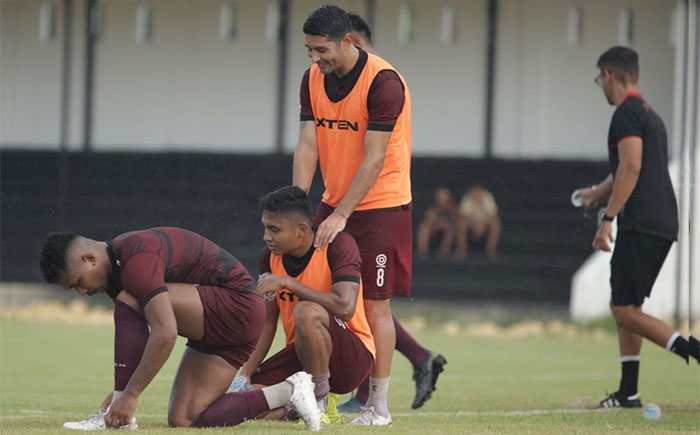 Pemain Madura United saat melakukan latihan perdana.
