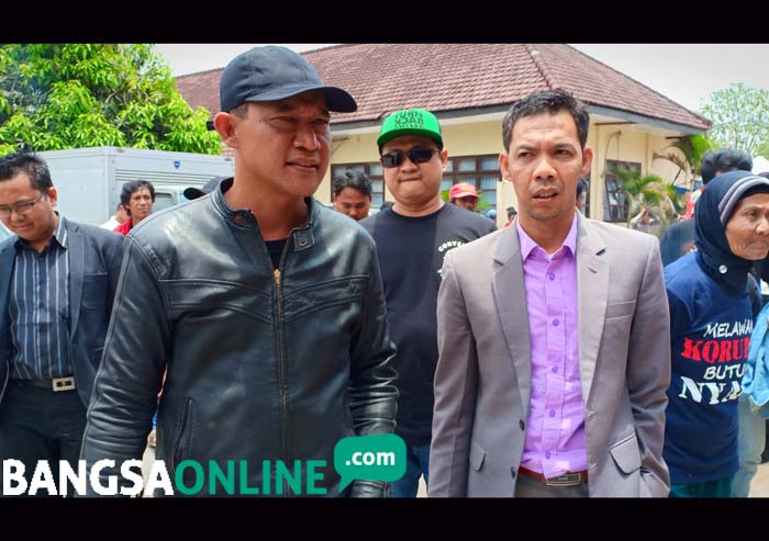 Aktivis anti korupsi Blitar Mohamad Triyanto saat tiba di Mapolres Blitar. foto: AKINA/ BANGSAONLINE