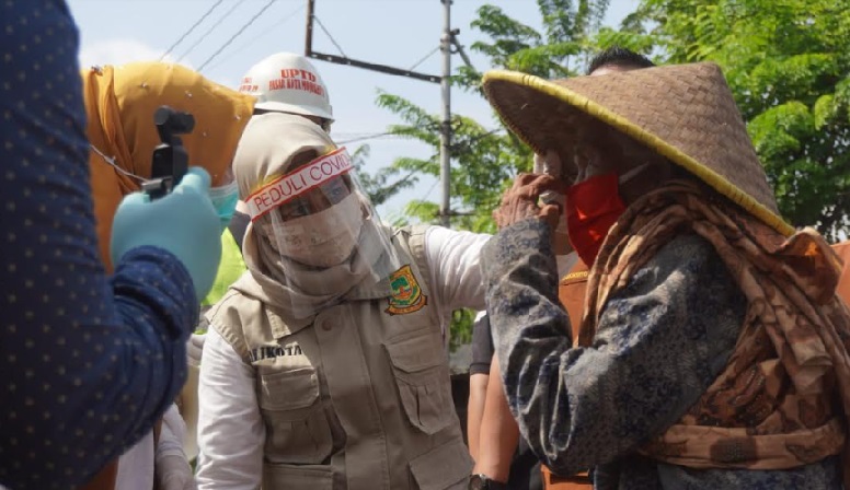 Wali Kota Mojokerto Ika Puspitasari ikut terjun di lapangan dalam giat rapid test massal.