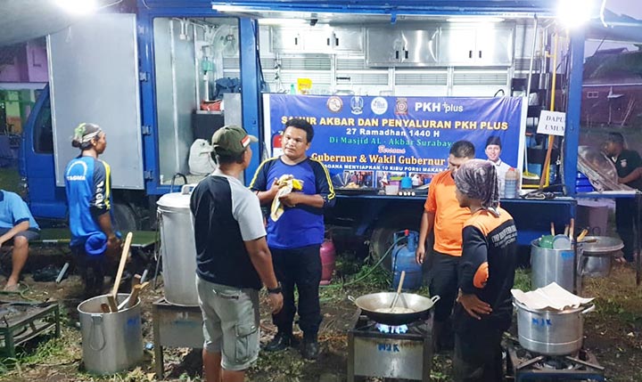 Suasana dapur umum yang didirikan Dinsos Mojokerto lantaran banjir belum juga surut.