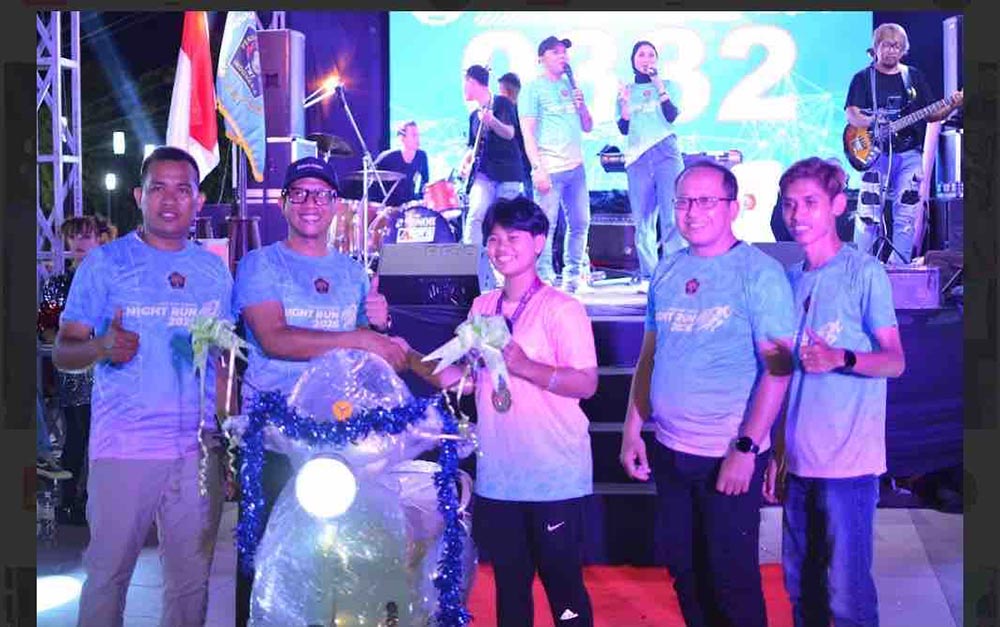PT Solusi Bangun Indonesia saat menyerahkan hadiah motor listrik bagi runner yang beruntung.