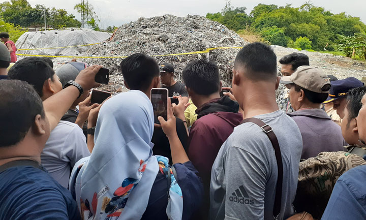 Saat kunjungan DPR RI ke lokasi limbah sisa plastik di Desa Bangon.