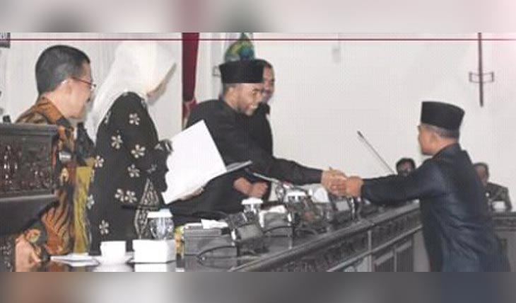 Pimpinan Dewan menerima berkas pandangan umum fraksi-fraksi tentang pembahasan tiga Raperda usulan eksekutif.